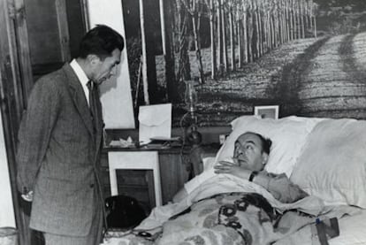 Manuel Araya Osorio (de pie), chófer y secretario personal de Neruda, junto al poeta en una clínica  de Santiago, en 1973.