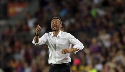 Luis Enrique gesticula en un momento del partido de fútbol entre el FC Barcelona y el Alavés en el Camp Nou en Barcelona.