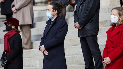 Pablo Iglesias, entre las vicepresidentas Carmen Calvo y Nadia Calviño, este domingo en el Congreso.