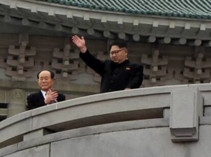 El líder de Corea del Norte, Kim Jong-un, saluda desde el balcón del Gran Palacio de Estudios del Pueblo de Pyongyang