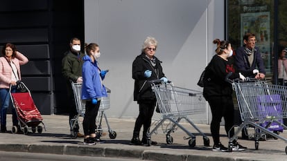 Varias personas hacen cola frente a un supermercado de Terrassa (Barcelona).