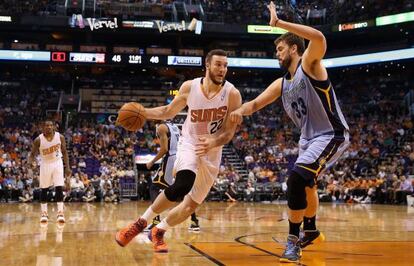 Marc Gasol intenta cerrar a Plumlee, de los Suns.