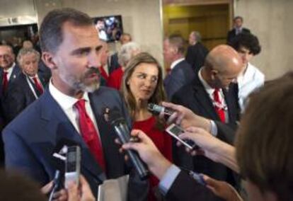 El príncipe Felipe junto a la princesa Letizia, realiza declaraciones a la prensa, tras la presentación de la candidatura de Madrid 2020 en la 125 sesión del Comité Olímpico Internacional (COI), hoy en Buenos Aires (Argentina).