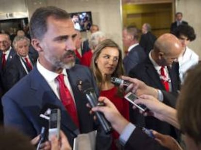 El príncipe Felipe junto a la princesa Letizia, realiza declaraciones a la prensa, tras la presentación de la candidatura de Madrid 2020 en la 125 sesión del Comité Olímpico Internacional (COI), hoy en Buenos Aires (Argentina).