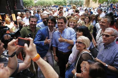El candidato de Ciudadanos (C's) a la presidencia del Gobierno, Albert Rivera, en un acto en el barrio barcelonés de Nou Barris en el primer fin se semana de campaña.