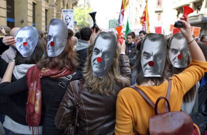 El consejero de Educación, Ernest Maragall, fue el blanco de las críticas de los manifestantes, como muestra la foto.