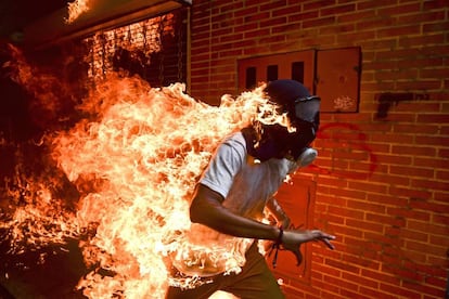 Fotografía ganadora del World Press Photo, que muestra a un manifestante en llamas durante una protesta contra Maduro en Caracas.