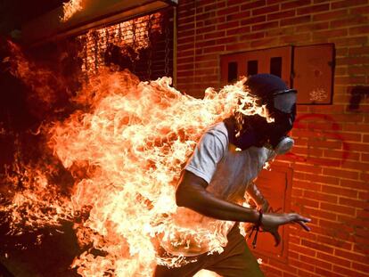 Fotografía ganadora del World Press Photo, que muestra a un manifestante en llamas durante una protesta contra Maduro en Caracas.