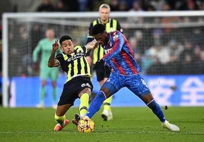 Jefferson Lerma, con camiseta azulgrana, del Crystal Palace, se anticipa a Savinho en la pugna por un balón en Selhurst Park.