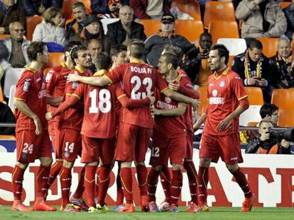 Los jugadores del Getafe celebran uno de los goles en Mestalla