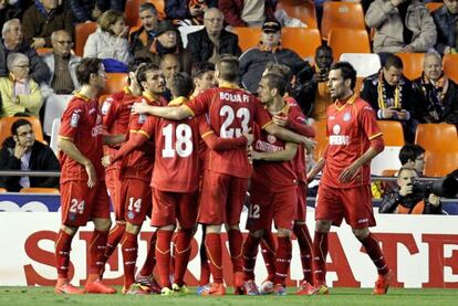 Los jugadores del Getafe celebran uno de los goles en Mestalla