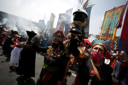 Mujeres vestidas con trajes tradicionales sostienen incensarios de copal durante un evento para conmemorar el 500 aniversario de la caída de Tenochtitlan.