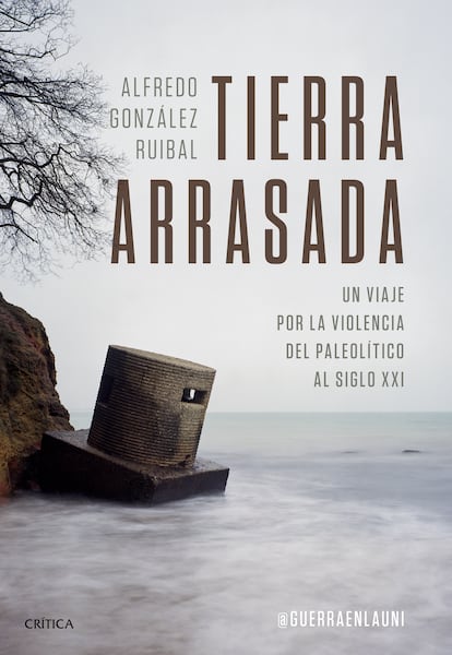 Portada de 'Tierra arrasada. Un viaje por la violencia del Paleolítico al siglo XX', de Alfredo González Ruibal, publicado por Crítica. 