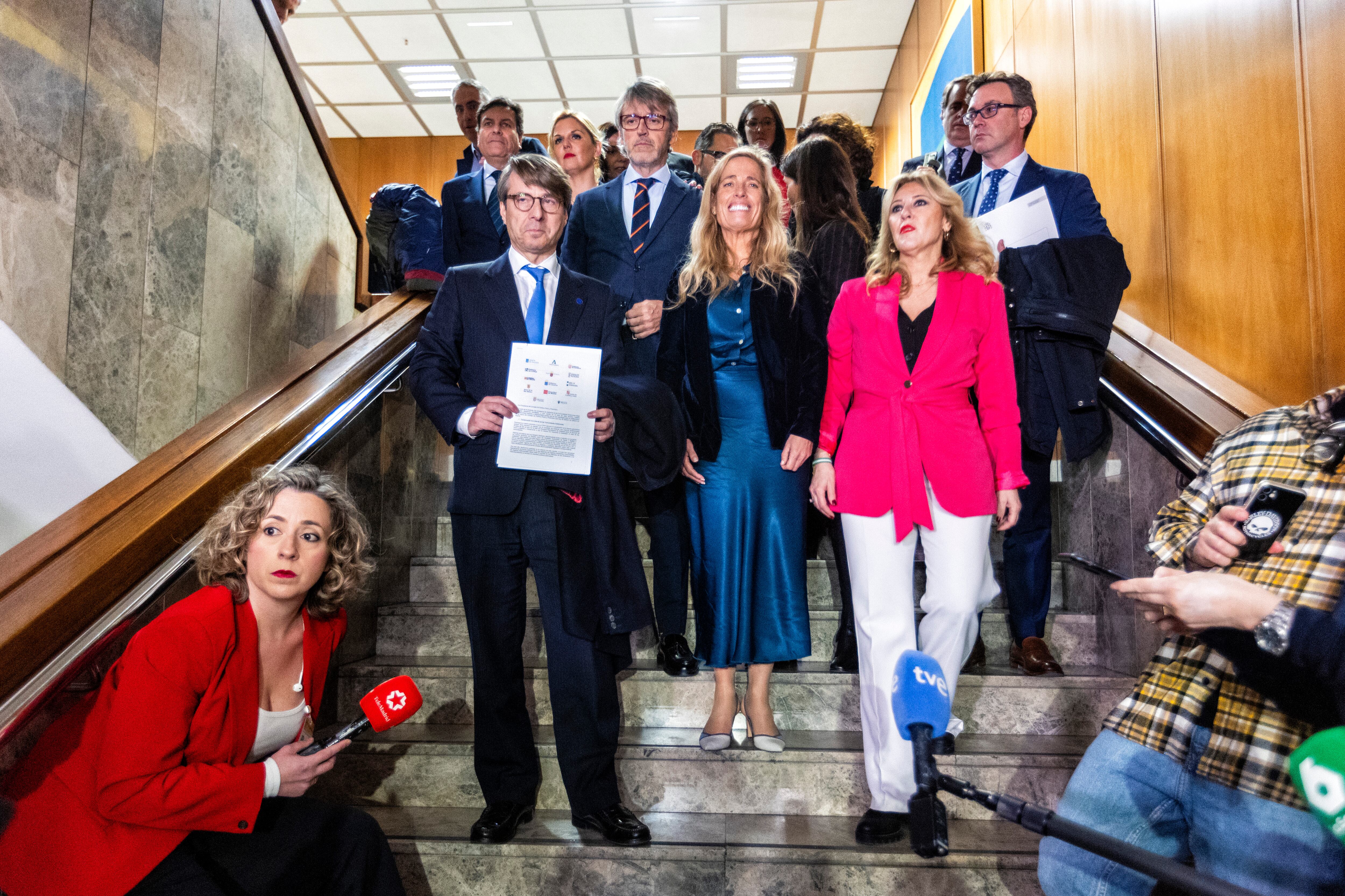 Los consejeros del PP abandonan la reunión del Consejo de Política Fiscal y Financiera, este miércoles.