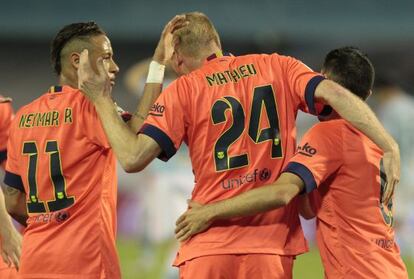 Xavi y Neymar felicitan a Mathieu por su gol al Celta