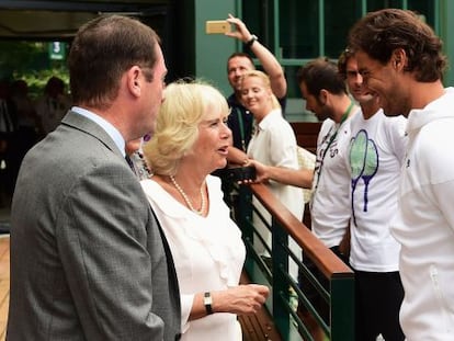 Nadal saluda a Camila, la duquesa de Cornualles, ayer en Wimbledon.