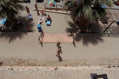 La imagen muestra la altura, cercana a los 10 metros, desde la que se presupone que se precipitaron dos jóvenes británicos en Alicante. Uno de ellos ha fallecido y el otro se encuentra herido grave tras la caída. Los primeros indicios apuntan a que se habría producido al "querer hacerse una foto" desde este punto del paseo marítimo de la playa de Punta Prima.