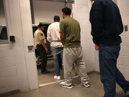 Inmigrantes sin papeles a punto de ser deportados en Mesa (Arizona). 