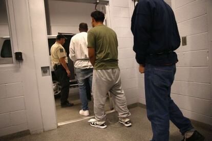 Inmigrantes sin papeles a punto de ser deportados en Mesa (Arizona).