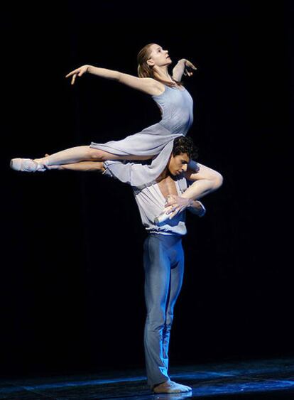 Dos bailarines, en un momento de <i>Zaratustra, el canto de la danza</i>