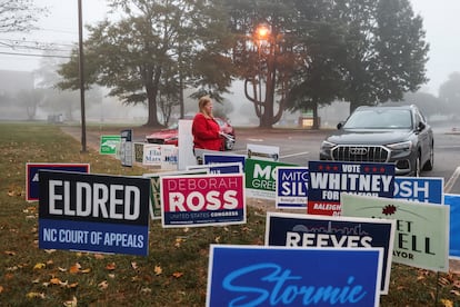 Una mujer camina cerca de un centro de votacin el da de las elecciones presidenciales en Raleigh, (Carolina del Norte).