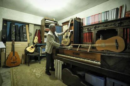 Peña, entre instrumentos musicales de su colección.