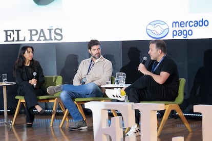 Karina Suárez, periodista de EL PAÍS, Pedro Rivas, director general de Mercado Pago y Ricardo Weder, fundador y CEO de Jüsto, hablan durante la mesa: Open finance, la revolución tecnológica en diferentes sectores.