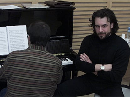 Carlos Álvarez posa, junto al pianista Rubén Fernández, durante el ensayo de ayer en el Kursaal.