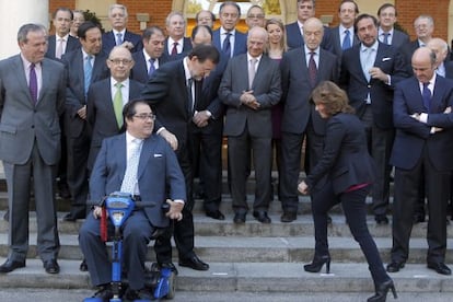 Rajoy, Santamaría y Guindos se sitúan en los lugares marcados para fotografiarse con los representantes empresariales.