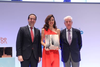 De izquierda a derecha, Gonzalo Gortázar, consejero delegado de CaixaBank; Eva Romeo, directora general de Women'secret; y Pedro N. Barri, presidente de Dexeus Mujer. 