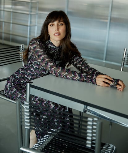 Vestido de manga larga en lurex estampado de MISSONI y pendientes de oro blanco con diamantes de MESSIKA.