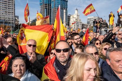 Manifestantes durante el acto de Vox, este domingo en la madrileña plaza de Colón.
