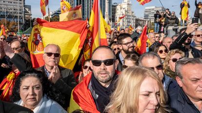 Seguidores de Vox durante una concentración contra los indultos a los presos del 'procés' en noviembre de 2022 en la plaza de Colón.