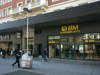 BM ha abierto supermercado puerta con puerta con Aldi en la calle Fuencarral de Madrid.