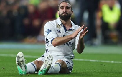 Dani Carvajal lesionado en el partido entre el Real Madrid y el Atlético