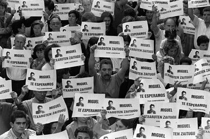 Miles de vecinos del concejal del PP, Miguel Ángel Blanco, se manifiestan en la plaza de Ermua (Vizcaya), el 11 de julio de 1997.