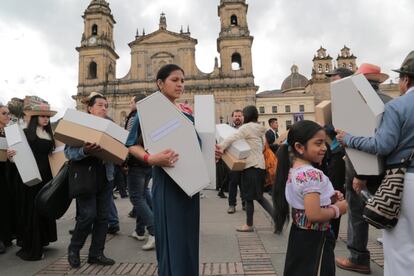 Desde el departamento de La Guajira -ubicado en el extremo norte de Colombia- 60 mujeres y hombres wayúu llegaron a Bogotá para llorar a sus niñas y niños muertos y fueron acompañados por más de mil personas de la sociedad civil.