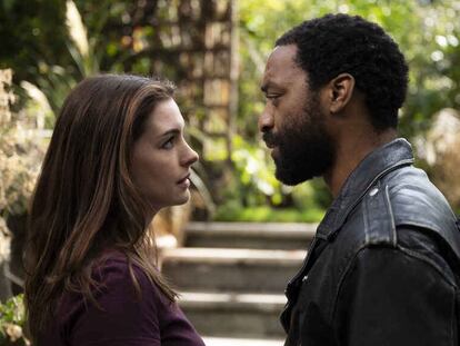 Anne Hathaway y Chiwetel Ejiofor, en 'Confinados'.