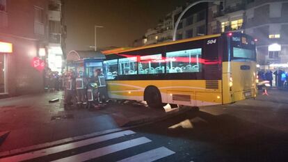 L'autobús encastat entre la cabina de l'ONCE i l'estació de metro.