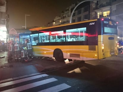 L'autobús encastat entre la cabina de l'ONCE i l'estació de metro.