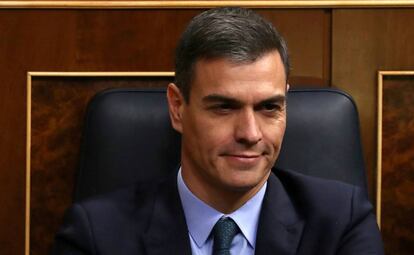 El presidente del Gobierno español, Pedro Sánchez, reacciona durante una sesión en el Parlamento de Madrid, España, el 13 de febrero de 2019. REUTERS/Sergio Pérez/File Photo