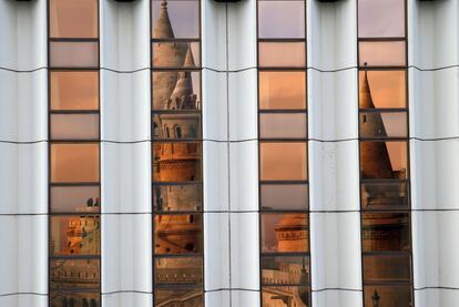 El castillo &#039;The Fishermen&#039;s Bastion&#039; (el basti&oacute;n de los pescadores), situado en Budapest, aparece reflejado en las ventanas del hotel Hilton de la capital h&uacute;ngara.