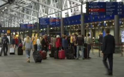 Pasajeros caminan por el aeropuerto de Leipzig en Alemania. EFE/Archivo