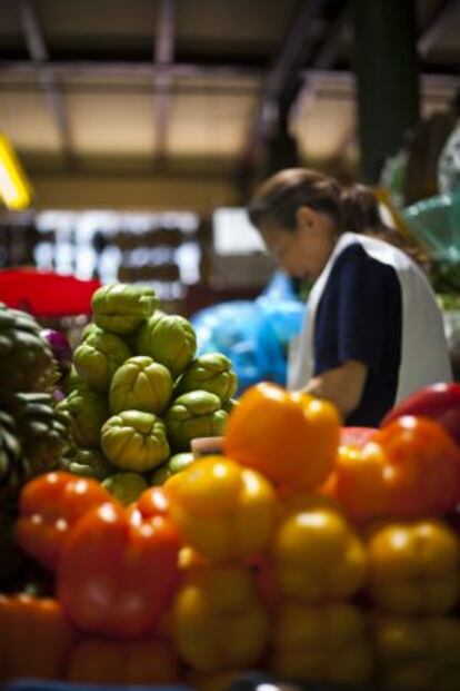 Pimientos, chayotes y alcachofas en un mercado del DF.