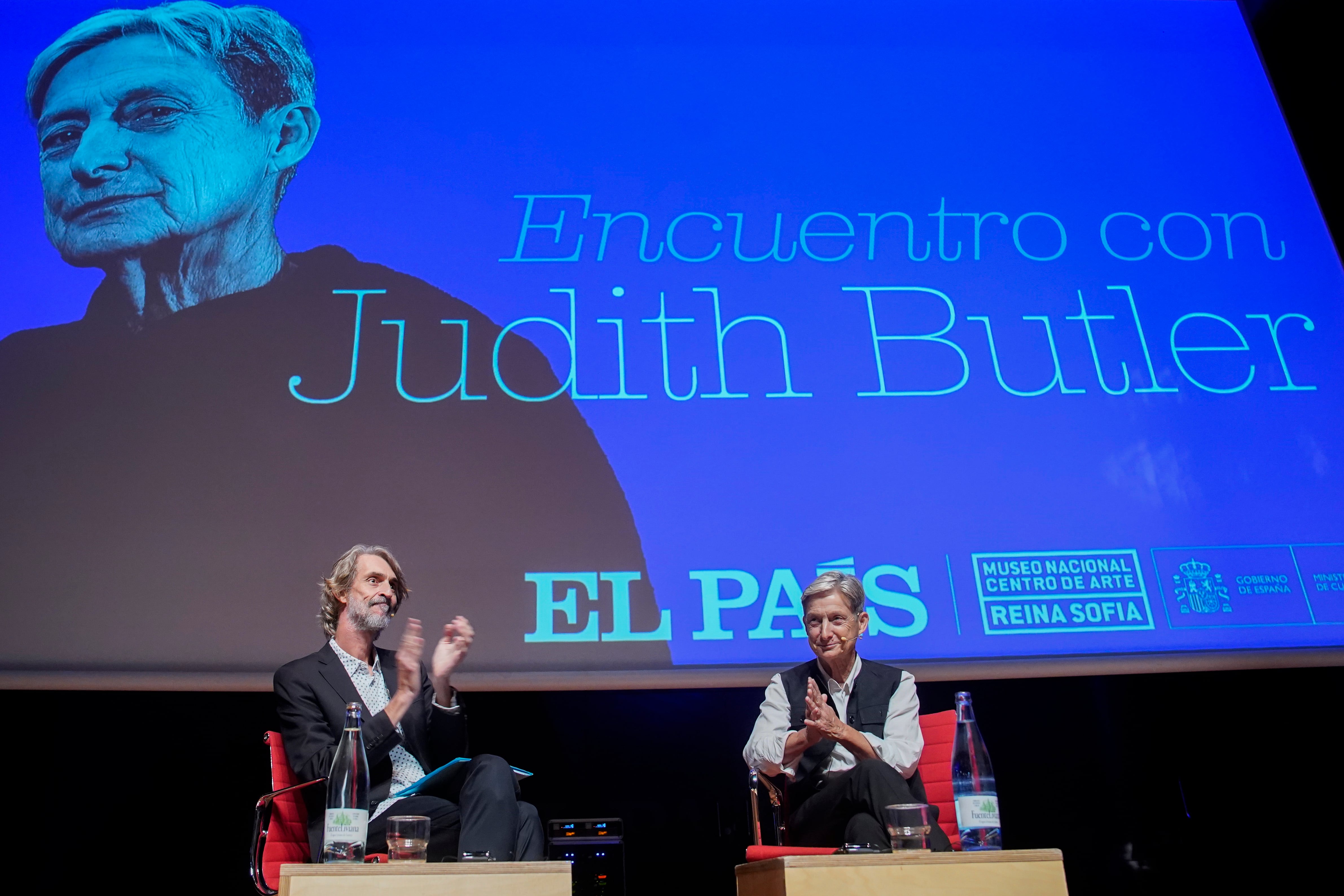 Judith Butler, con el periodista Joseba Elola durante el encuentro.