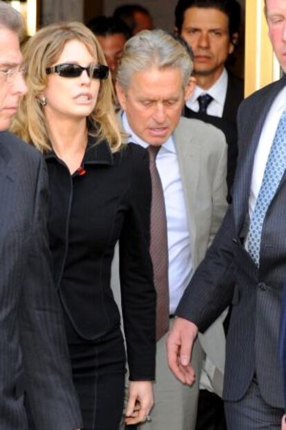 Michael Douglas y su ex mujer Diandra saliendo de los tribunales despues de escuchar la sentencia de su hijo Cameron en 2010.
