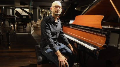 Alejandro Martinez, cantautor y profesor de Lengua y Literatura, en la tienda de pianos Steinway & Sons.