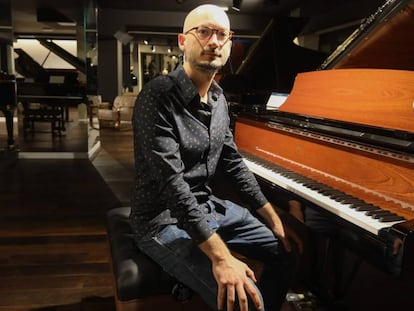 Alejandro Martinez, cantautor y profesor de Lengua y Literatura, en la tienda de pianos Steinway & Sons.