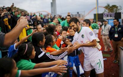 Raúl cumprimenta crianças depois do triunfo do Cosmos, no sábado.