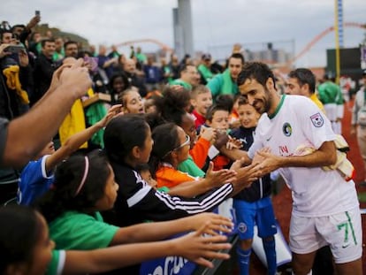 Raúl cumprimenta crianças depois do triunfo do Cosmos, no sábado.